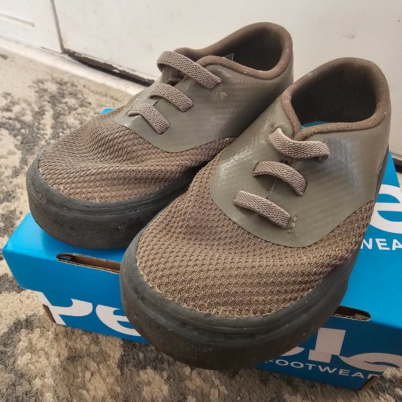 3/$25 🏷 People Army Green Slip On Shoes Size 6 - Picture 5 of 5